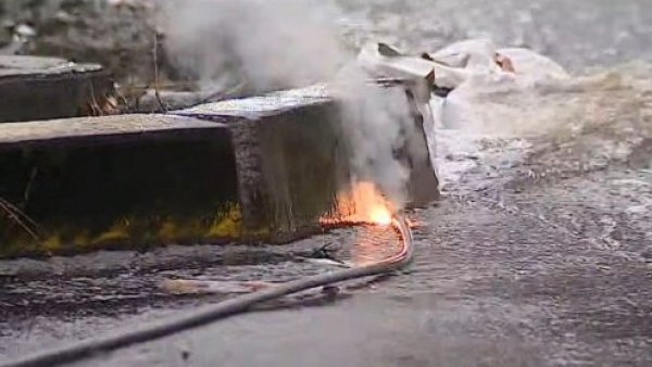 Cable energizado cae en plena calle en Peñalolén

