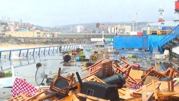 Marejadas arrasan con restaurante en muelle Barón

