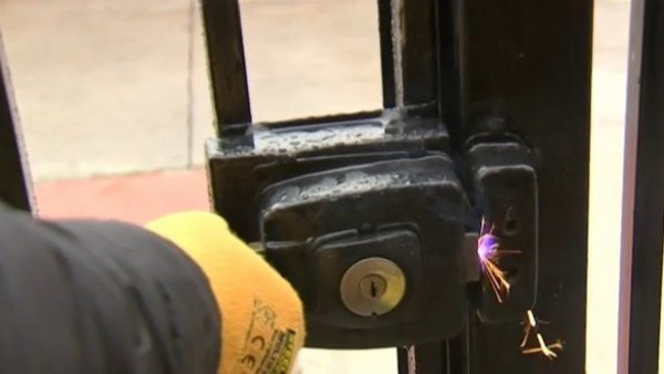 ¡Encerrados en sus casas! Vecinos en peligro por rejas electrificadas
