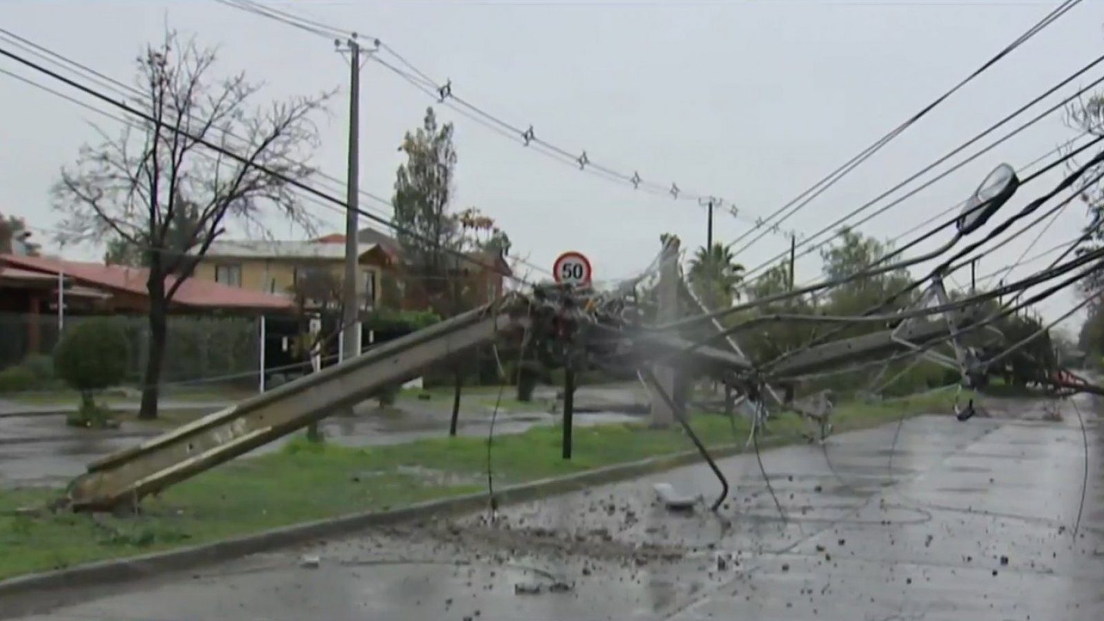 ¡IMPACTANTE! Los primeros registros de la caída del tendido eléctrico por fuertes vientos
