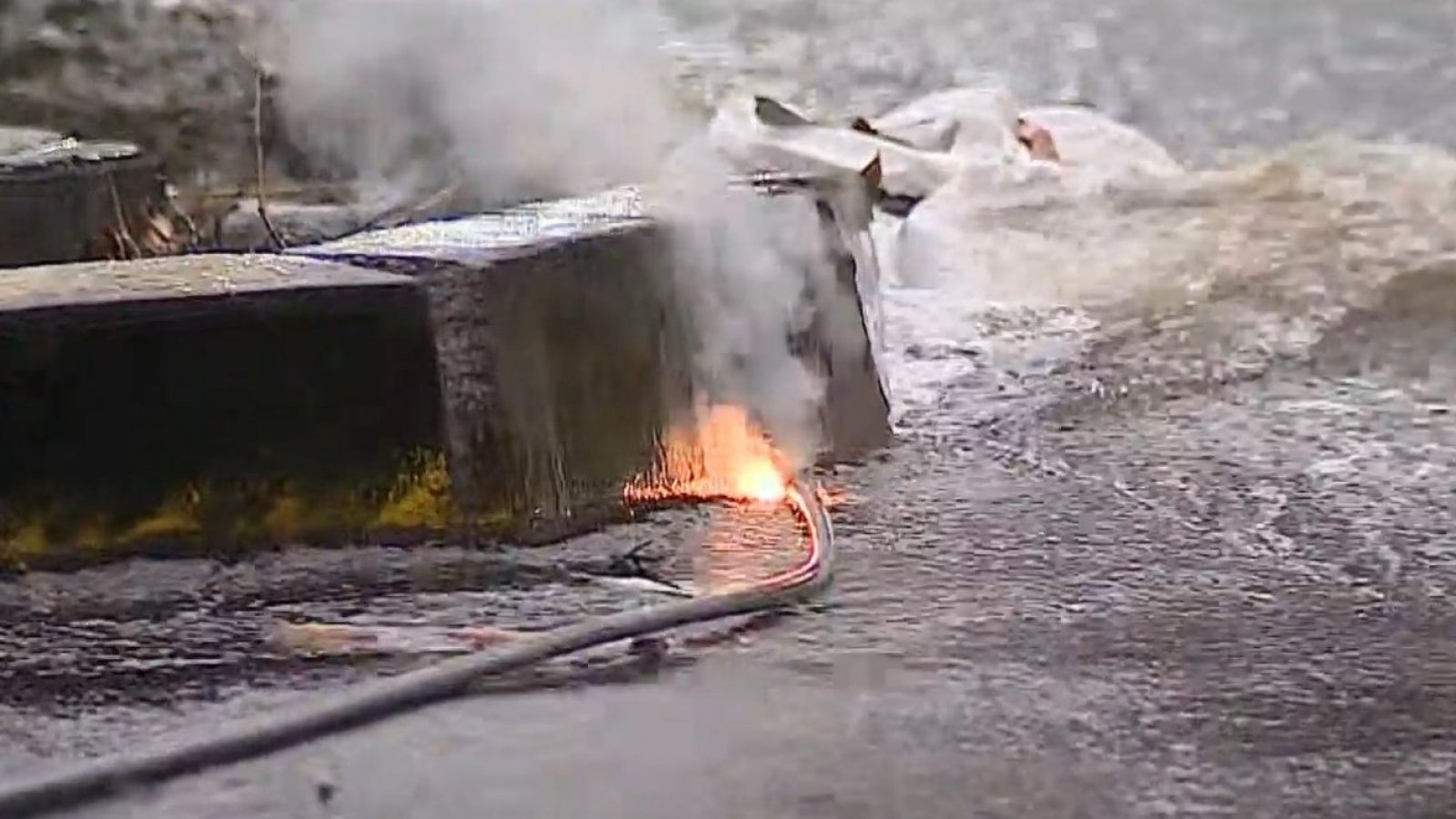 Cable energizado cae en plena calle en Peñalolén
