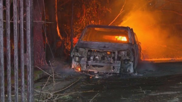 Autos terminaron calcinados tras caída del tendido eléctrico en Macul
