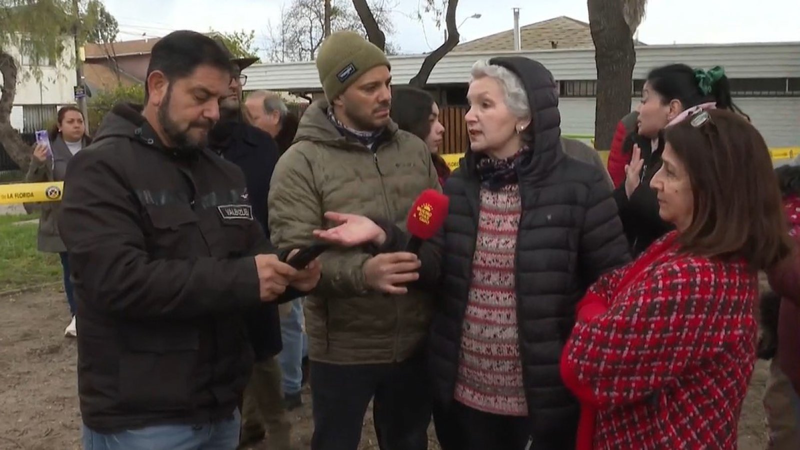 Vecinos de La Florida le responden a concejal por tardía respuesta a emergencia
