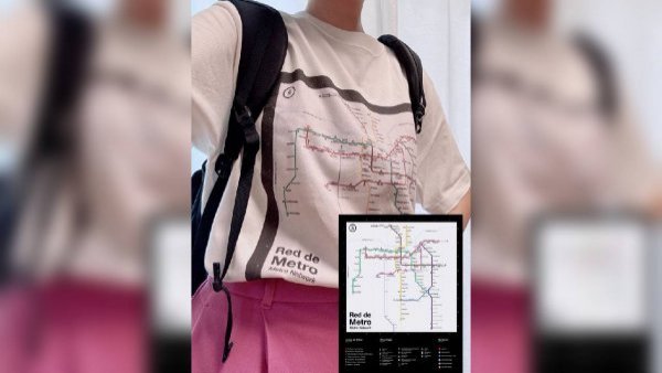 ¡Fanática total! Japonesa se hace viral por usar polera con el mapa del Metro de Santiago