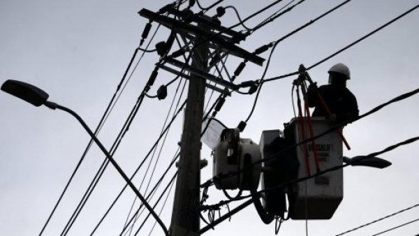Enel se comprometió a reponer el servicio este martes a 60 mil clientes de la RM
