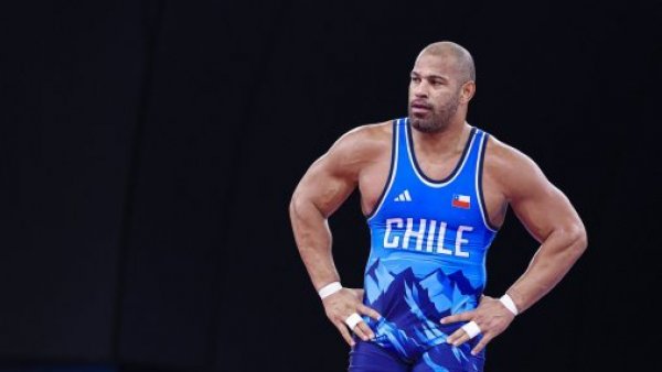 Yasmani Acosta logra histórica medalla de plata en la lucha grecorromana en París 2024

