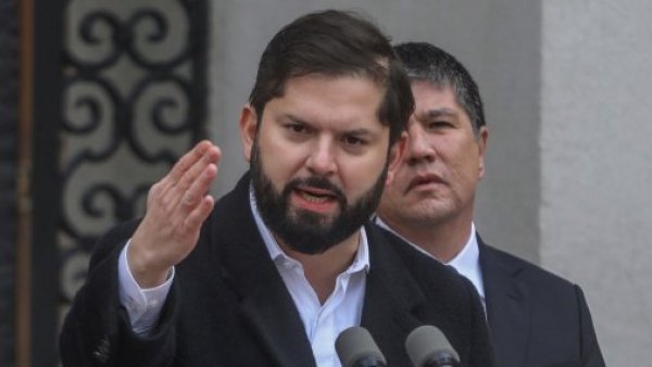 Presidente Boric acusa "graves inoperancias e incumplimientos" de las empresas de luz
