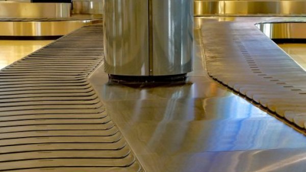 Mujer muere en aeropuerto de EE.UU. tras quedar atrapada en cinta de recogida de equipajes