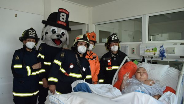 Bomberos de Santiago visita menores del Hospital Roberto del Río por el Día de la Niñez
