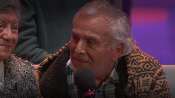 <p>Ahora Caigo. Padres emocionados. Adultos mayores. </p>