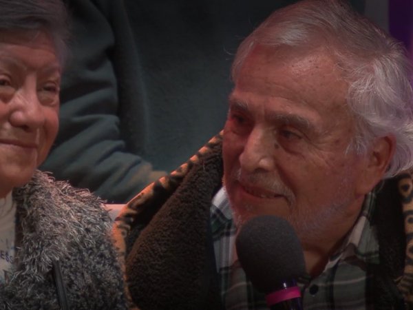 Ahora Caigo. Padres emocionados. Adultos mayores.