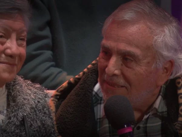 Ahora Caigo. Padres emocionados. Adultos mayores.