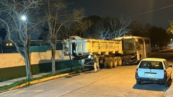 Violento choque entre bus de Carabineros y camión deja 18 funcionarios lesionados
