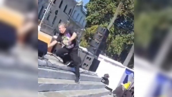 Marcelo de "Cachureos" sufre caída en plena presentación en Valparaíso
