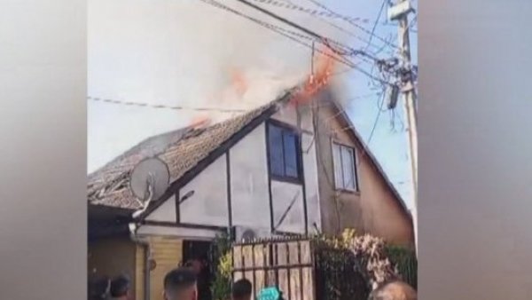¡Lo perdieron todo!: Casa se incendió al volver la luz en Maipú
