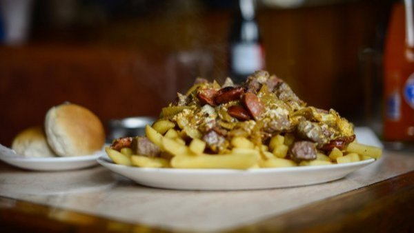 <p>Chorrillana. Comida típica chilena. </p>¡Feliz Día de la Chorrillana! Entérate de las mejores promociones y recetas
