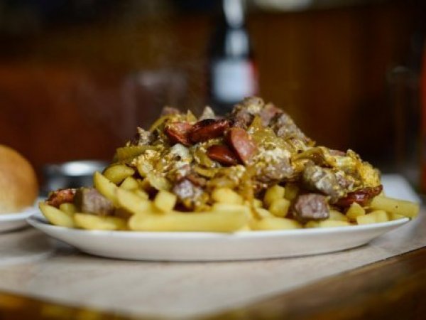 Chorrillana. Comida típica chilena.