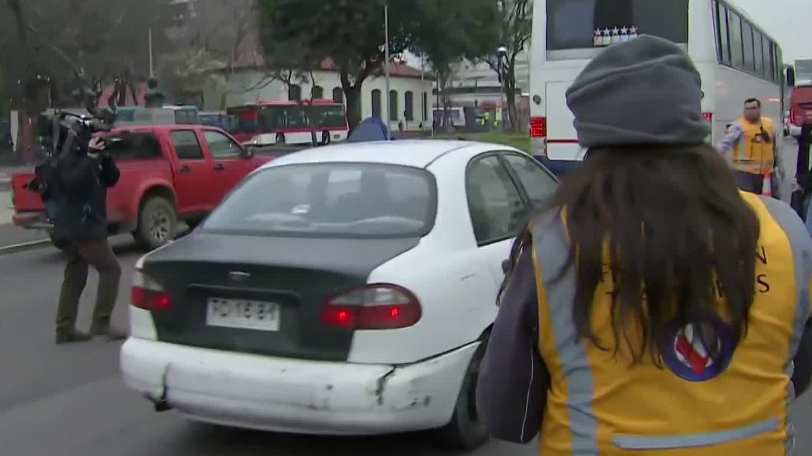 Auto se da a la fuga en plena fiscalización en Santiago Centro: Llevaba a una menor de edad
