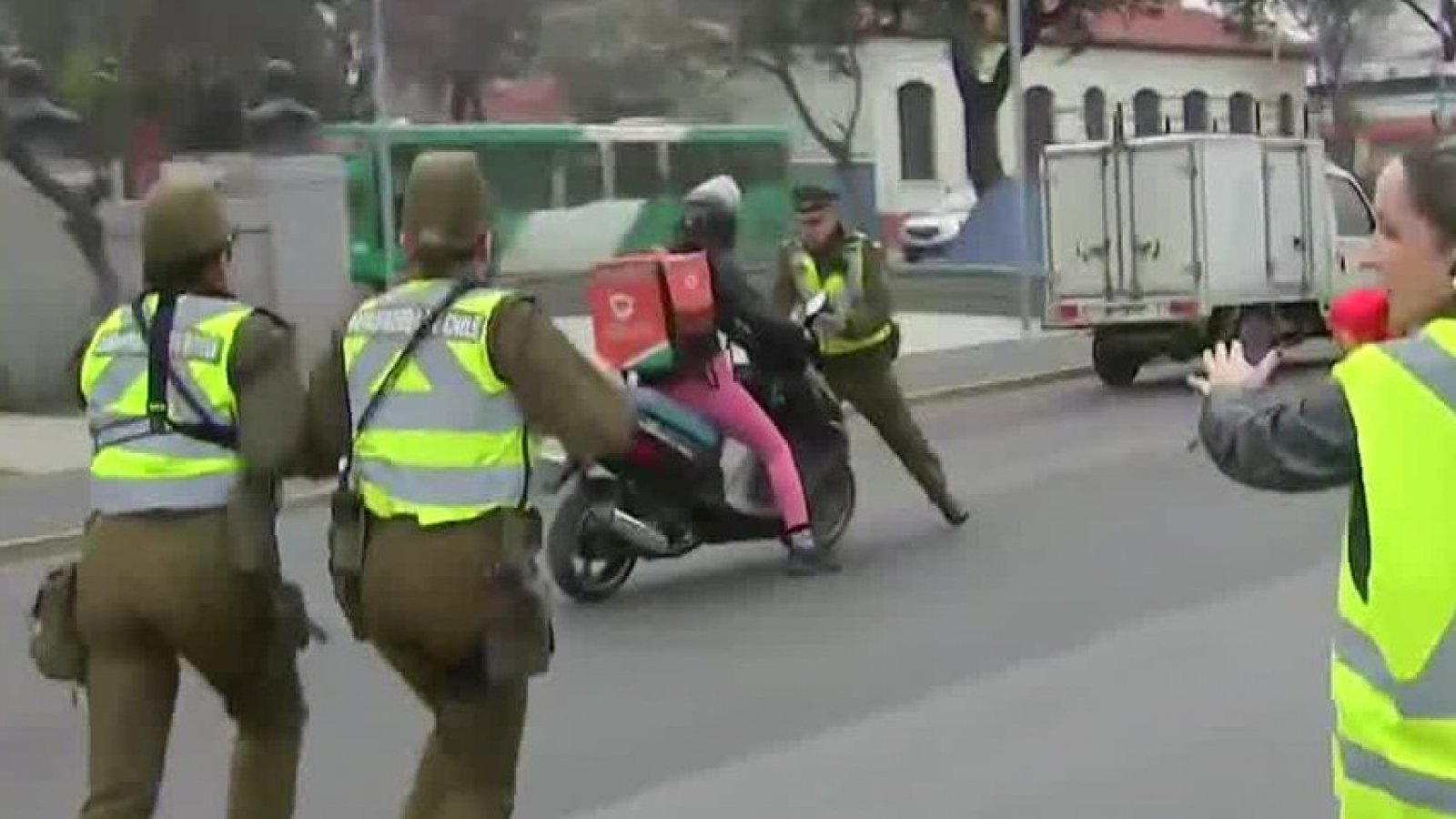 Conductora de aplicación intenta escapar de fiscalización: Casi atropella a carabinero
