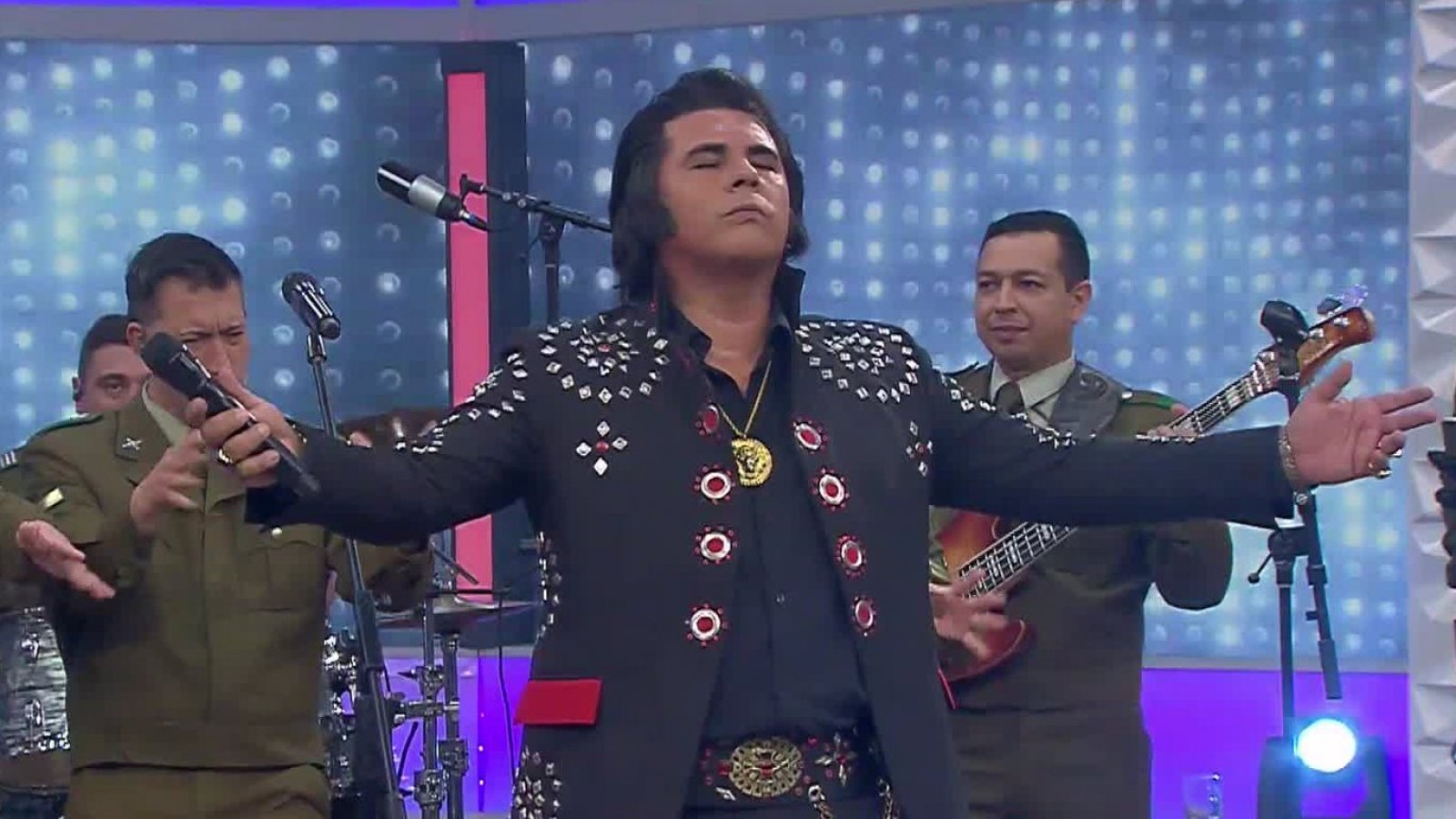 El sargento "Presley" y la Small Band de Carabineros nos sorprendieron en el BDAT

