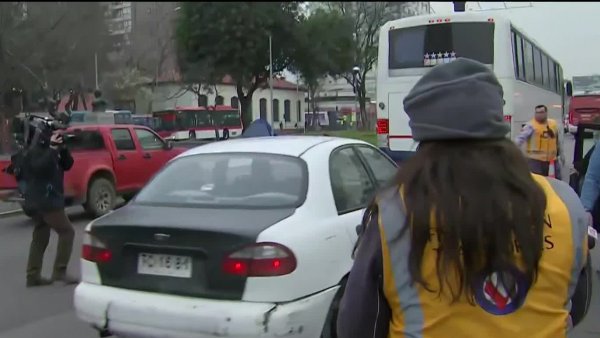 Auto se da a la fuga en plena fiscalización en Santiago Centro: Llevaba a una menor de edad
