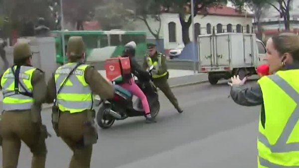 Conductora de aplicación intenta escapar de fiscalización: Casi atropella a carabinero

