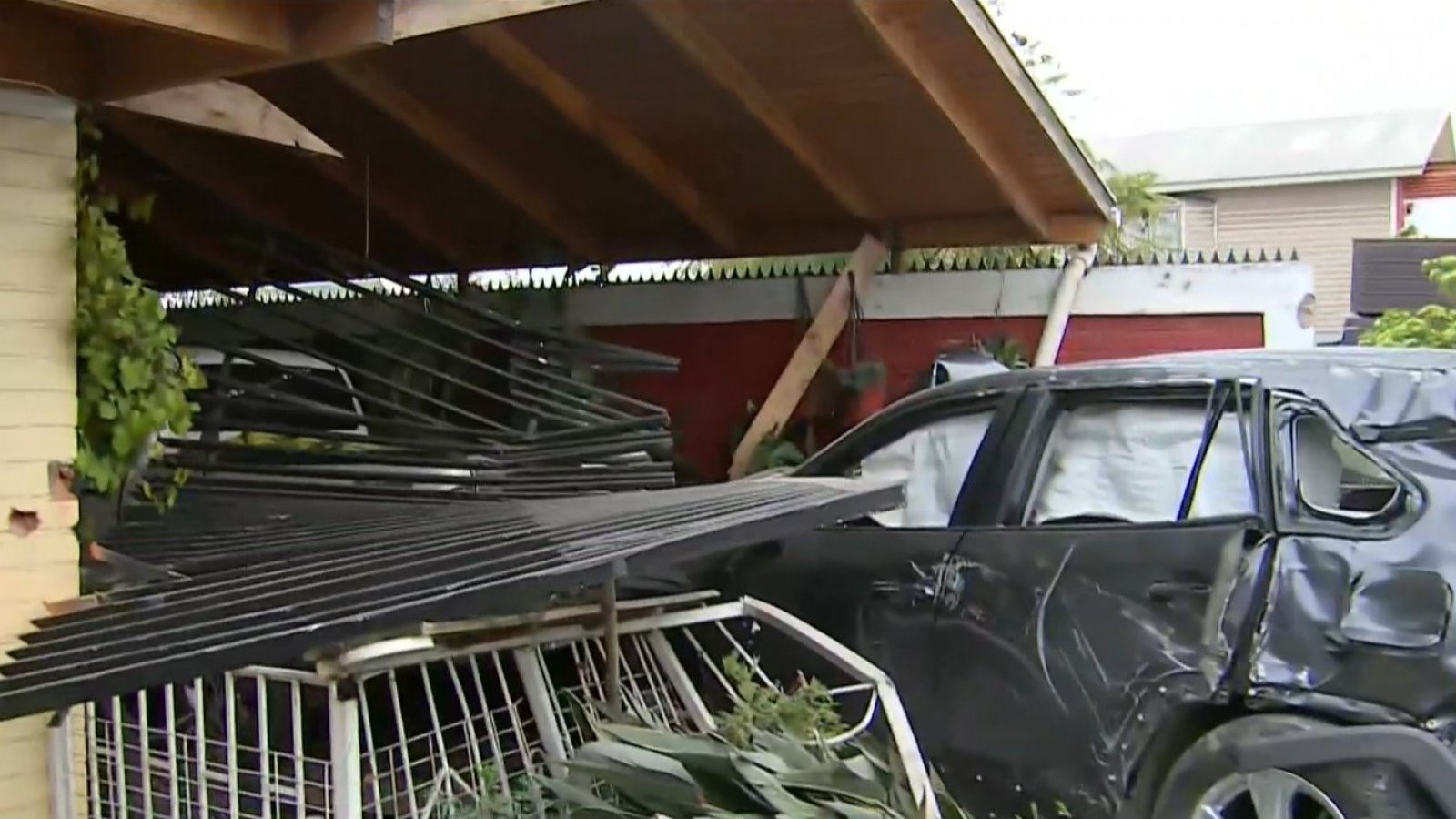Auto robado terminó incrustado en casa en Maipú
