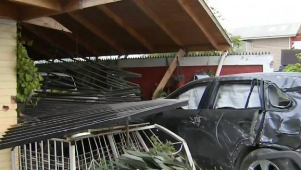 Auto robado terminó incrustado en casa en Maipú
