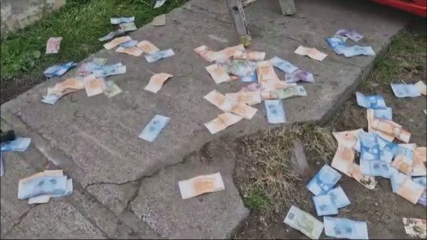 <p>Rancagua. Asalto. Dinero en el suelo. </p>"El dinero estaba desparramado en el lugar": la imagen que dejó el violento atraco a Brinks en Rancagua

