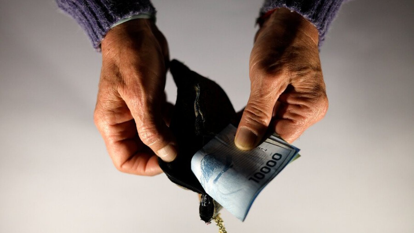IPC. Billetera con poco dinero. 