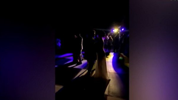 "Llegaron a cortar la luz en plena cena": Novios denuncian engaño el día de su matrimonio
