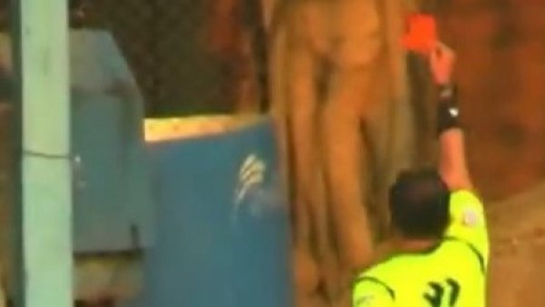 Expulsan a jugador por orinar cerca del banderín del córner
