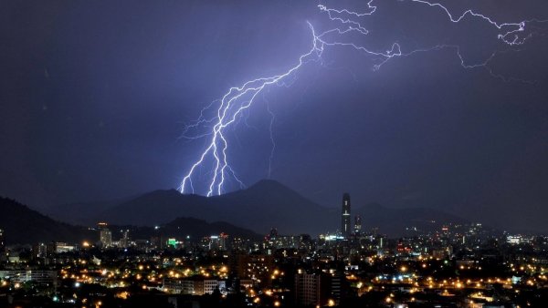 Emiten aviso por tormentas eléctricas y probabilidad de granizos
