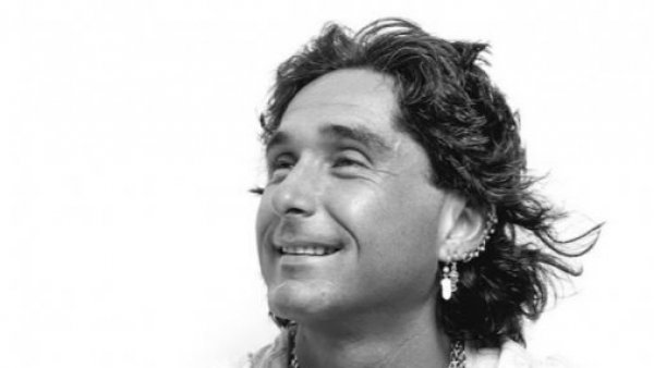 Madre de Claudio Iturra lanza sus cenizas al río Ganges: "Fluye eternamente"
