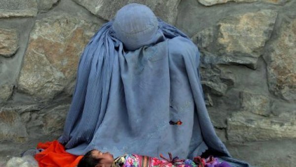 Los talibanes prohíben el sonido de la voz de mujer y marcan el hiyab como innegociable