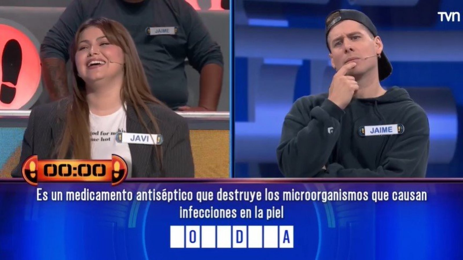 "Ay no": Así fue la caída de Javiera Wayne
