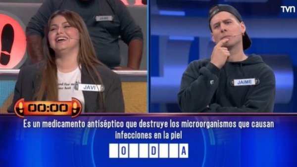 "Ay no": Así fue la caída de Javiera Wayne
