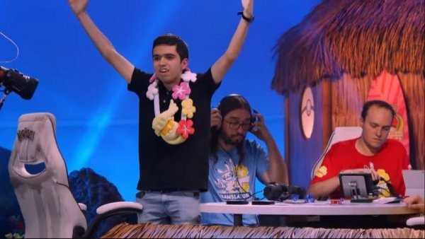 ¡Toda una celebridad! Jóvenes hacen fila para conseguir autógrafo de Fernando Cifuentes, campeón mundial de Pokémon