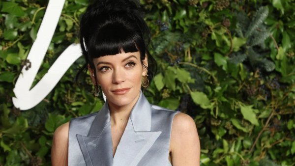 "Arruinó mi vida": Lily Allen regresa a perro adoptado tras destrozar pasaportes de su familia

