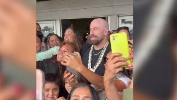 ¡Tremenda visita! John Travolta disfruta de Rapa Nui
