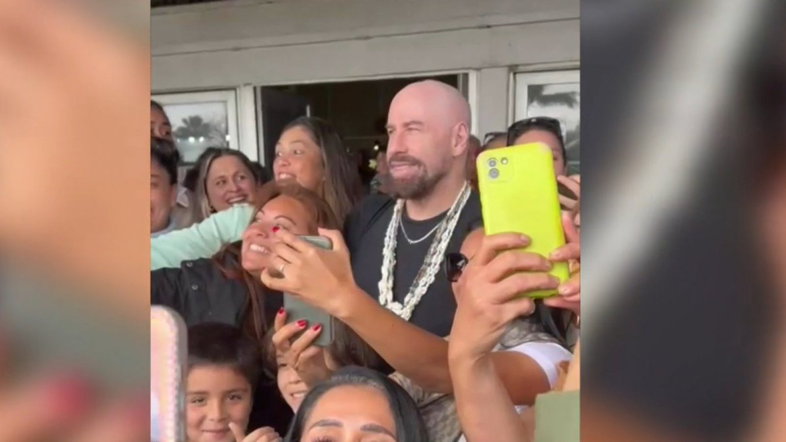¡Tremenda visita! John Travolta disfruta de Rapa Nui
