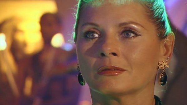 El Clon - T1E183 | Un extraño cruce de miradas

