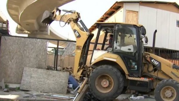 Comienza demolición de toma en Maipú: Había discoteque clandestina, tráfico de droga y delincuencia
