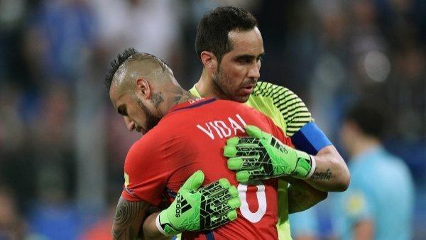 <p>Arturo Vidal. Claudio Bravo. </p>