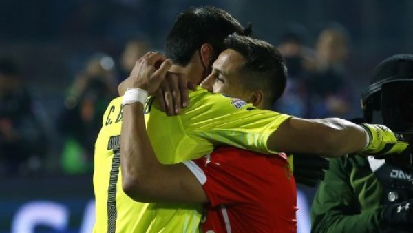 <p>Alexis Sánchez. Claudio Bravo. </p>