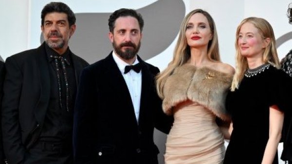 Angelina Jolie y Pablo Larraín deslumbran en la alfombra roja de Venecia
