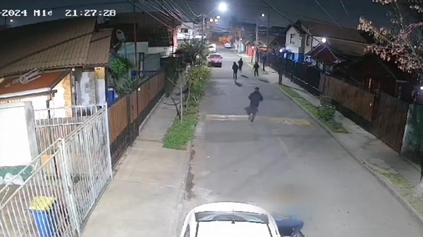 VIDEO: Mujer logra frustrar encerrona al enfrentar a delincuentes en La Florida
