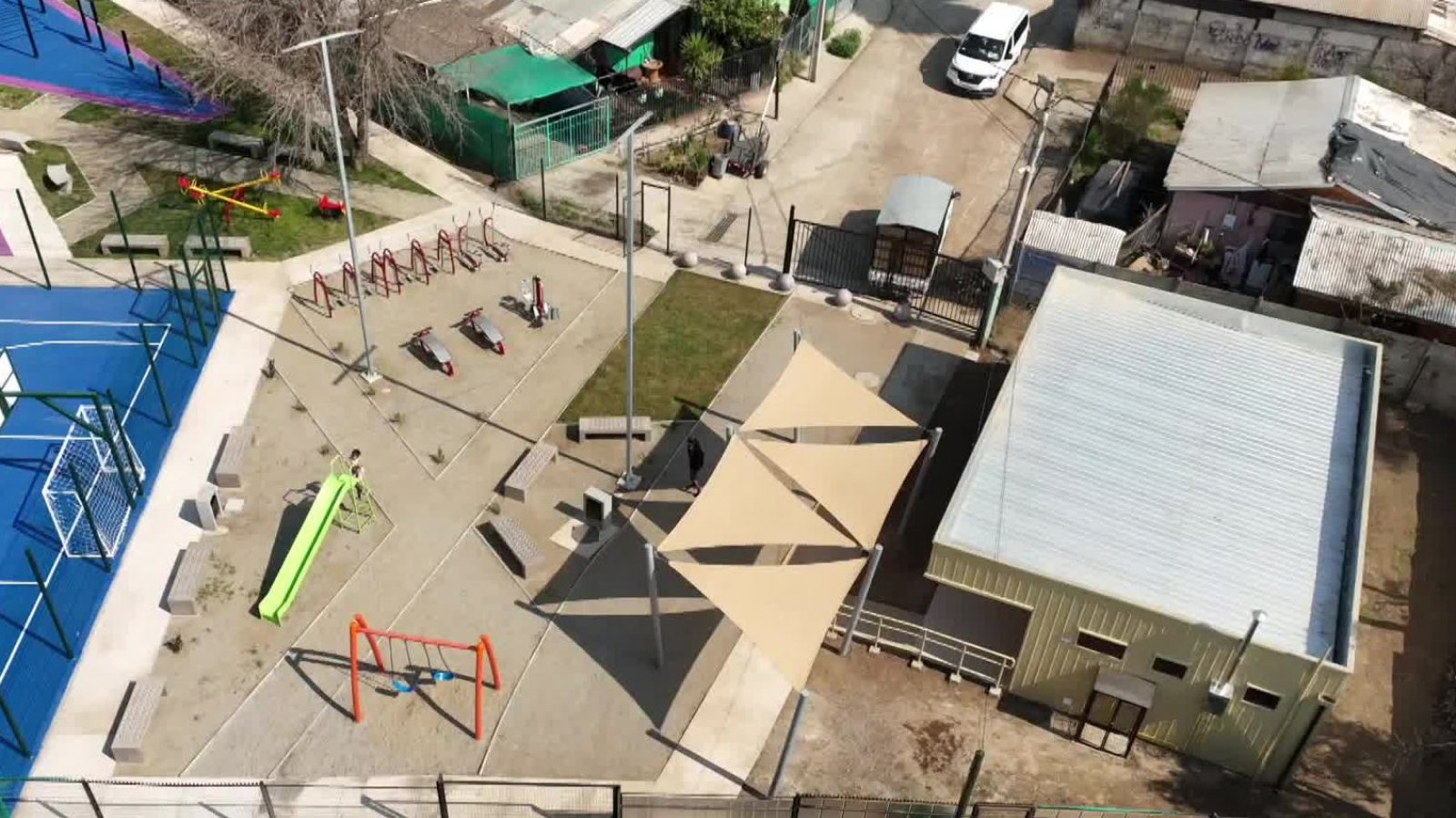 Insólito: Plaza y multicancha dejó sin salida a vecinos

