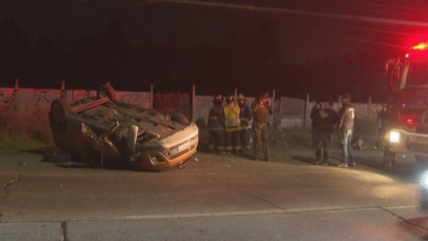 Iba sin cinturón de seguridad: Conductor muerte tras volcar su auto en San Bernardo
