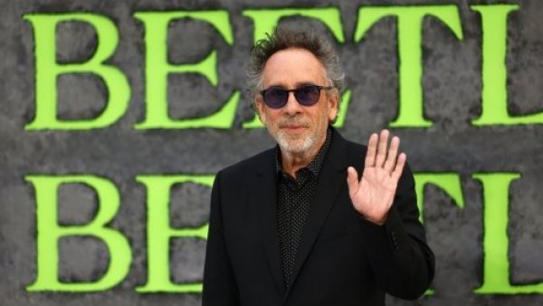 Tim Burton recibe su estrella en el Paseo de la Fama de Hollywood